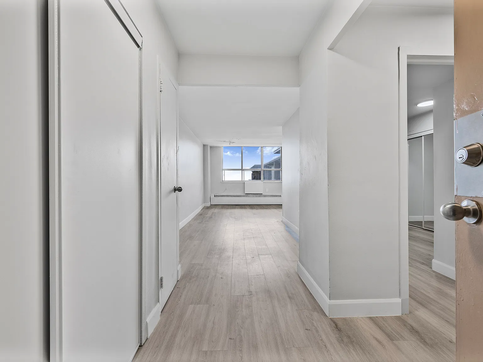 65 Thorncliffe Park Drive Toronto — Photo 1