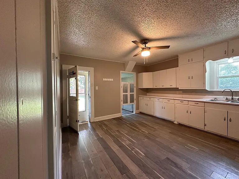 2403 Austin Ave — Photo 10
