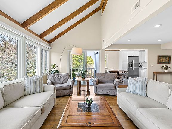 3rd image of 4 Meadow Ln