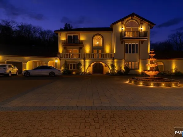 912 Cherokee Ln, Franklin Lakes, NJ 07417