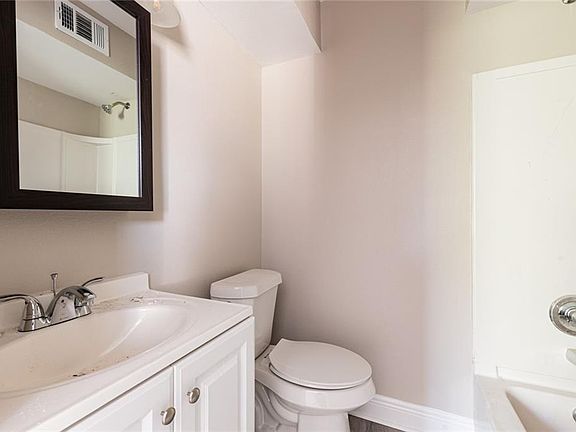 5th image of 219-21 W Kenilworth St