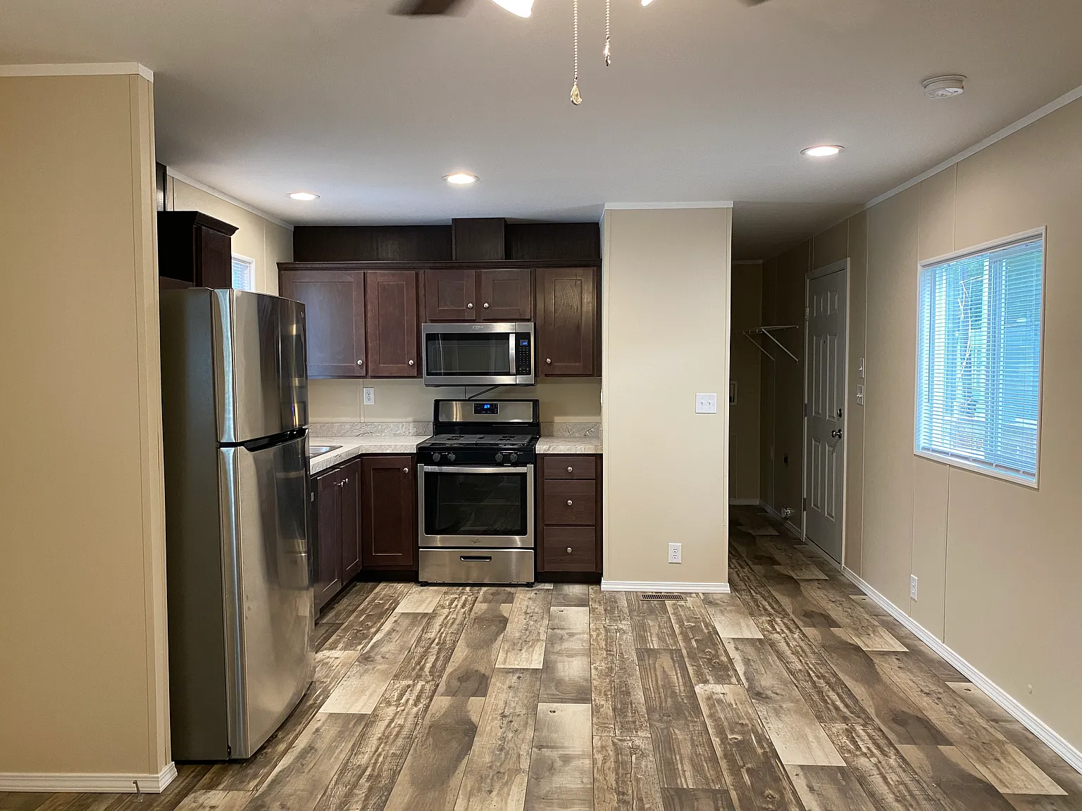2 bed, 672 sqft, $900 — Photo 2