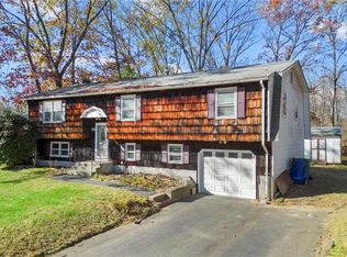 46 Linwood Dr, Bloomfield, CT 06002
