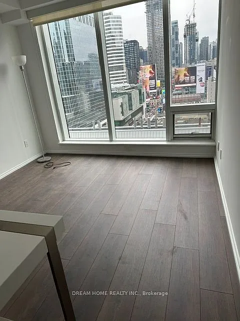 197 Yonge St — Photo 4