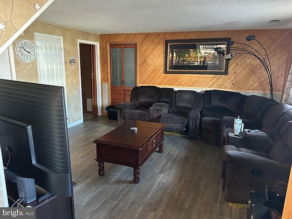 2nd image of 125 Colonial Rd