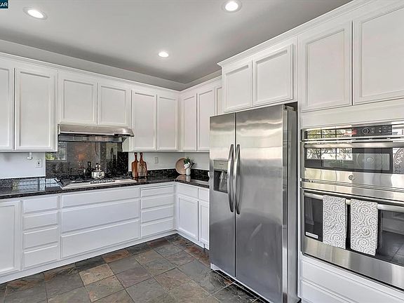 3rd image of 618 Palomino Dr