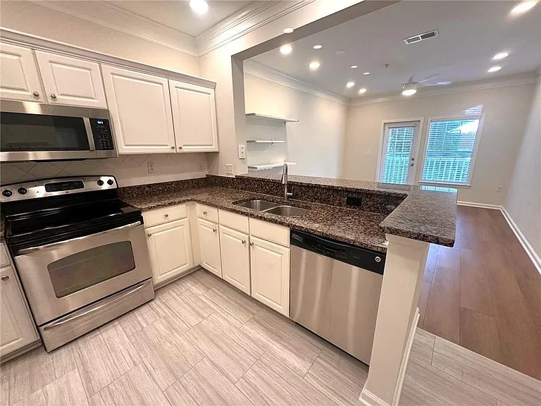 1110 Westchester Rdg NE — Photo 7