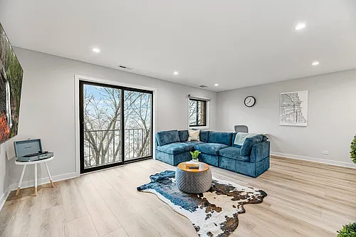 2335 W Touhy Ave #ID1062699P Photo 1