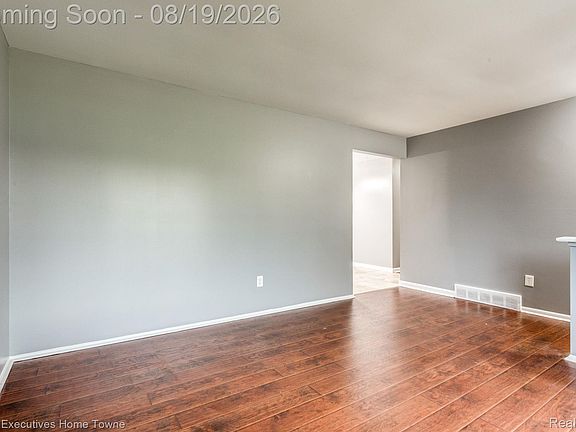 3rd image of 2448 Oakcrest Rd