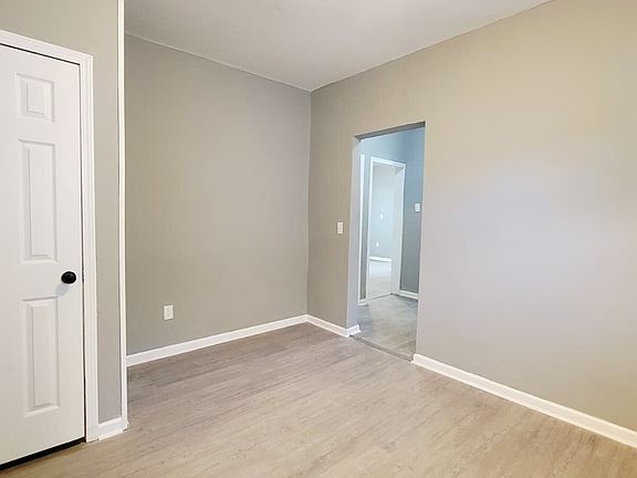 4th image of 618 Douglas St