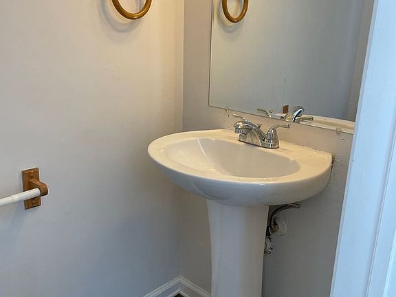 4th image of 20 Carriage Ln APT 13