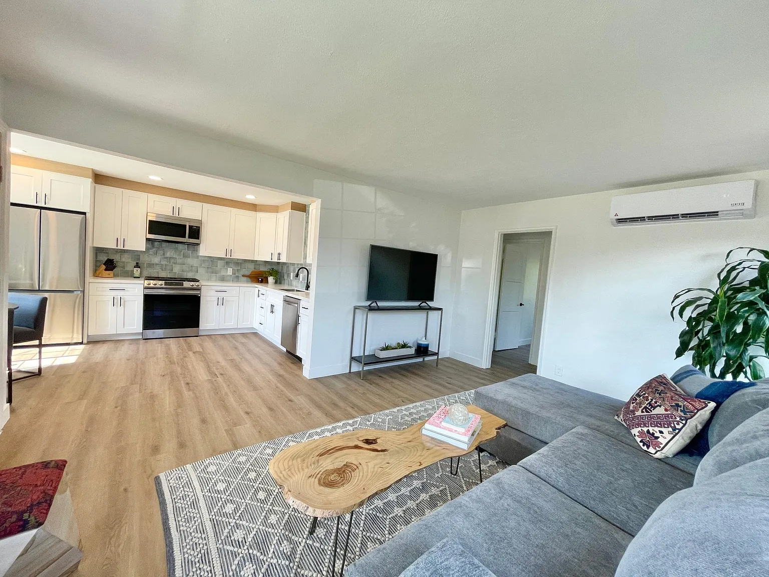 2 bed, 812 sqft, $3,350 — Photo 4