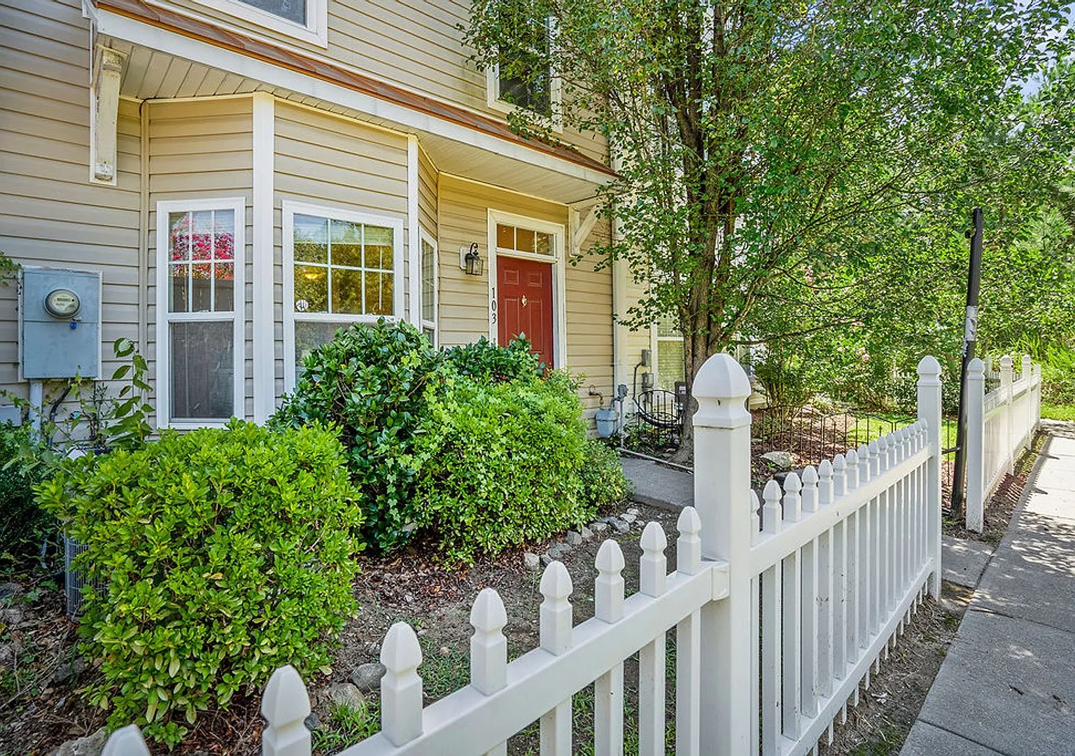 Available For Quick Move-In- New Paint-- Incentives Apply- $1000 Off First Month's Rent-See It To... — Photo 2