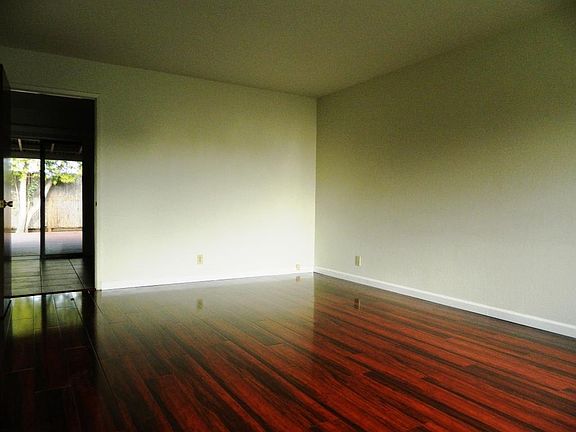 3rd image of 1269 Gainsborough Dr