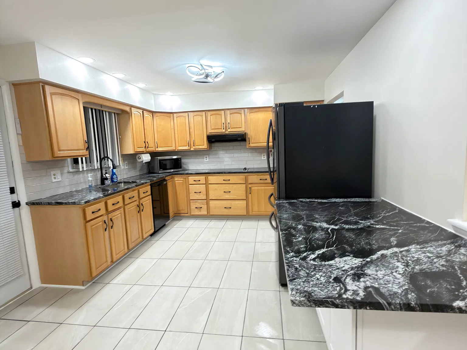 4 bed, 2204 sqft, $3,300 — Photo 2