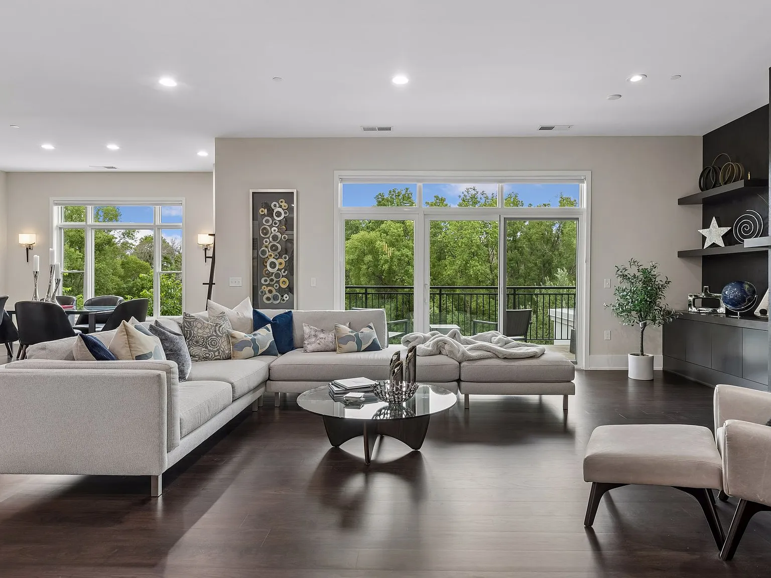 2 bed, 2.5 bath, 2252 sqft, $8,500 — Photo 2