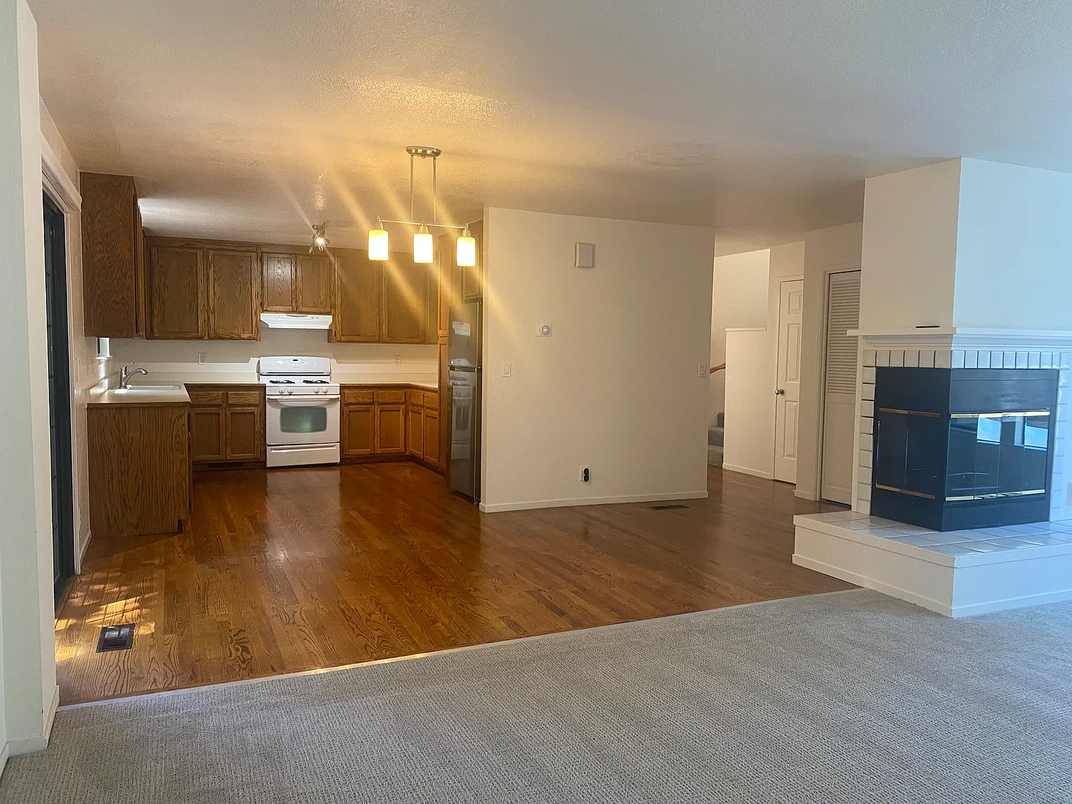 2 bed, 2.5 bath, 1600 sqft, $3,700 — Photo 2