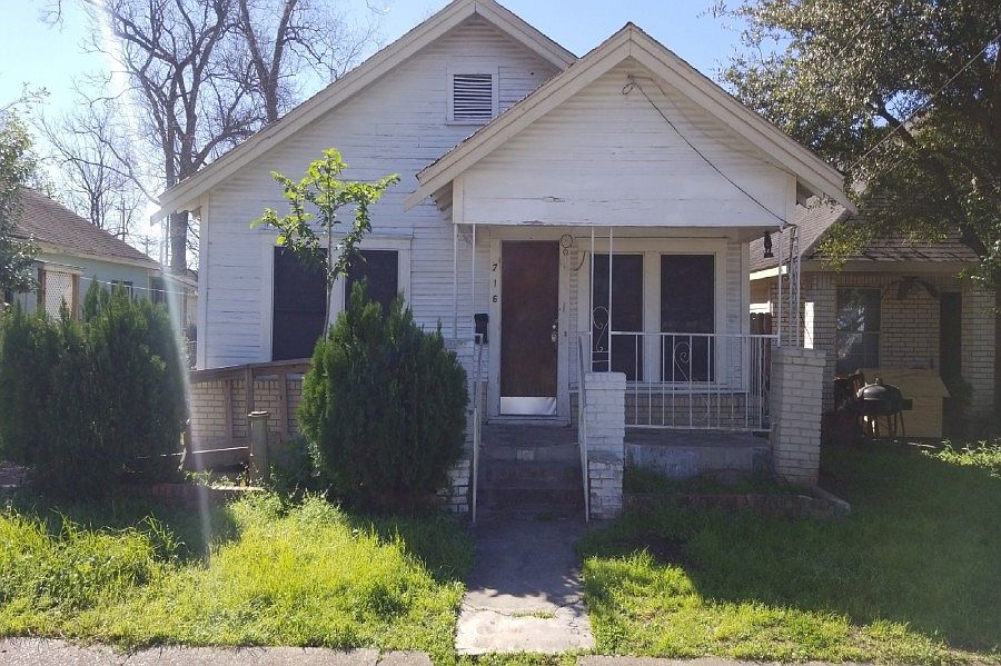 1st image of 716 E 32nd 1/2 St