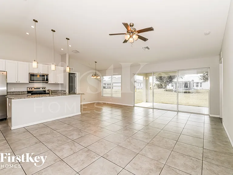912 SW Trafalgar Pkwy — Photo 4