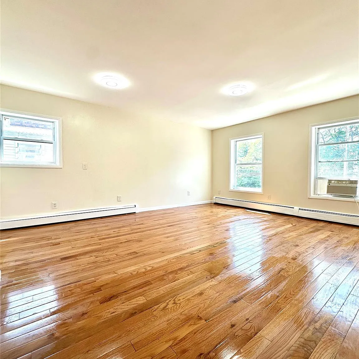 3 bed, 1.0 bath, 900 sqft, $3,350 — Photo 1