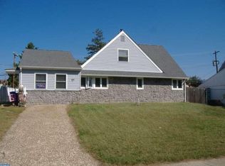 32 Rocky Pool Ln, Levittown, PA 19055