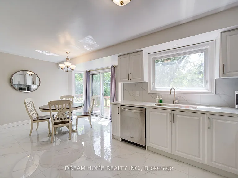 25 Yongehurst Rd — Photo 11