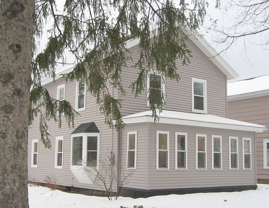 Home w/ 4 season porch