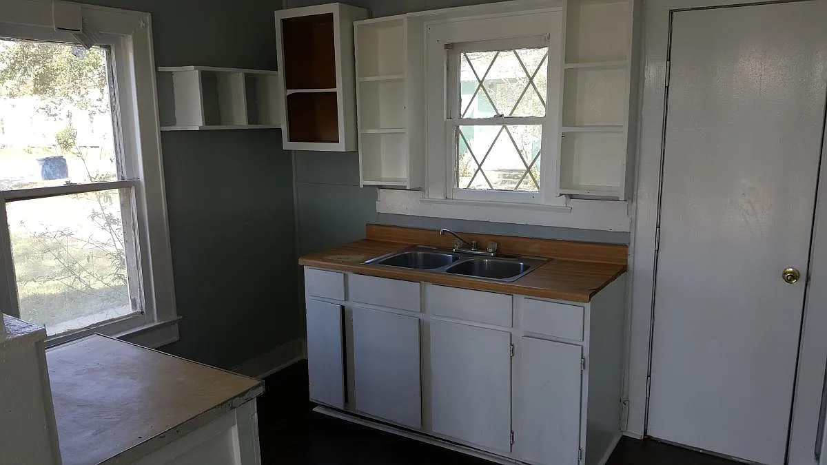 235 NW 2nd St — Photo 3