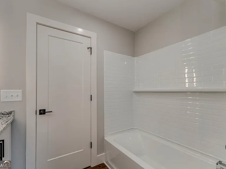 93 Chateau Dr — Photo 53