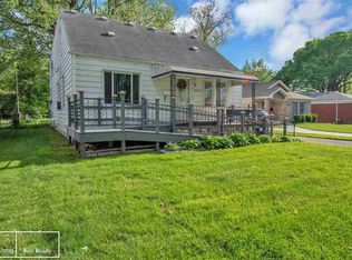 22212 Lanse St, Saint Clair Shores, MI 48081