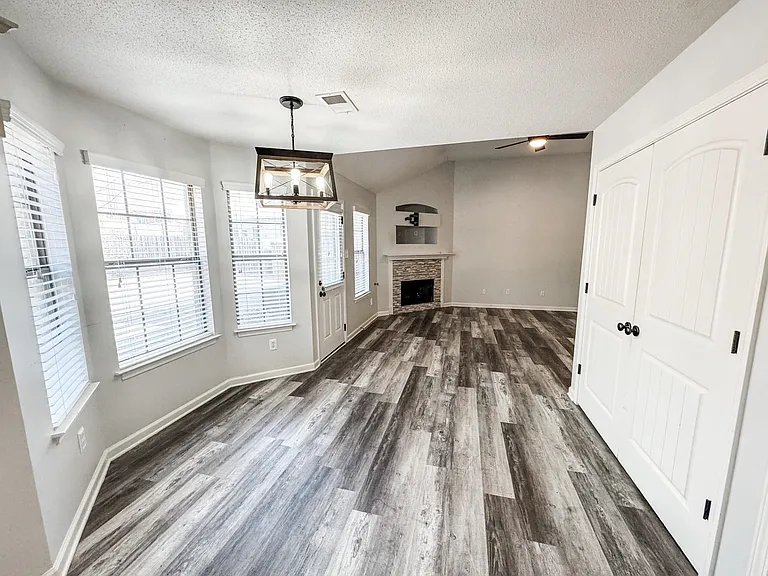 1645 Sawmill Creek Ln — Photo 3