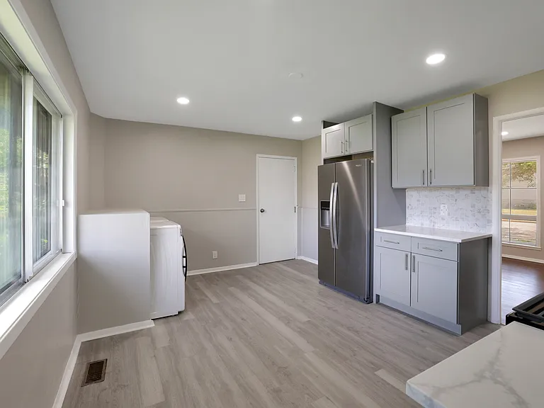 419 Waverly Ave — Photo 15