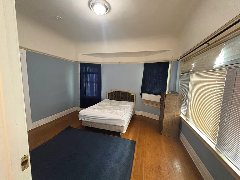 2713 S La Salle Ave — Photo 10