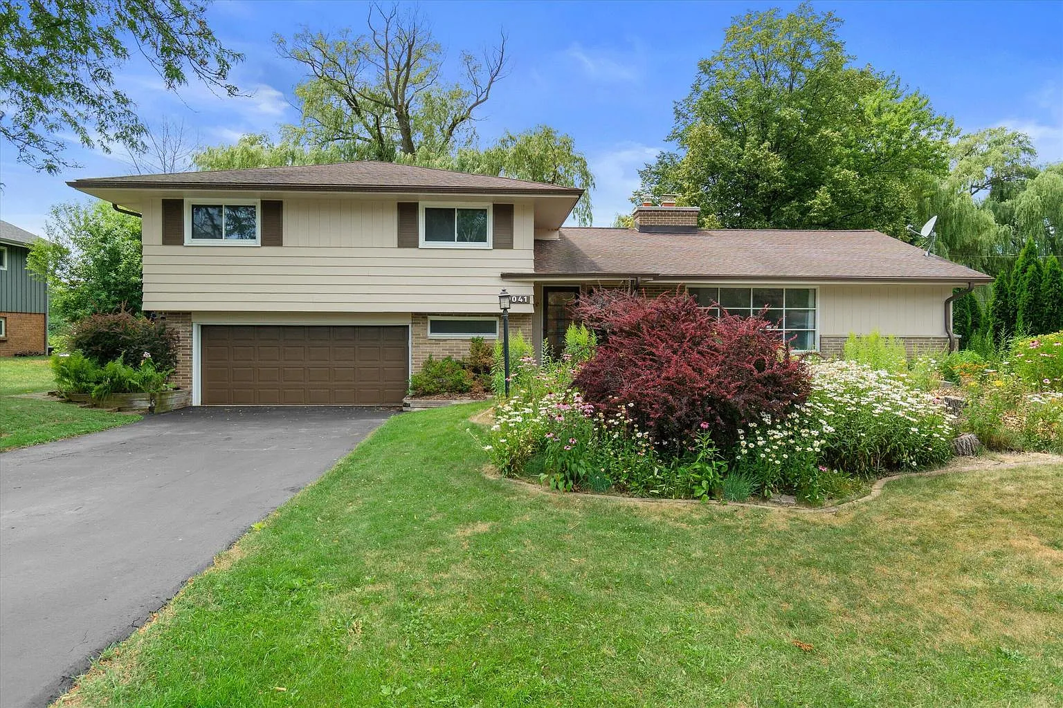 4 bed, 2.5 bath, 1898 sqft, $4,000 — Photo 1