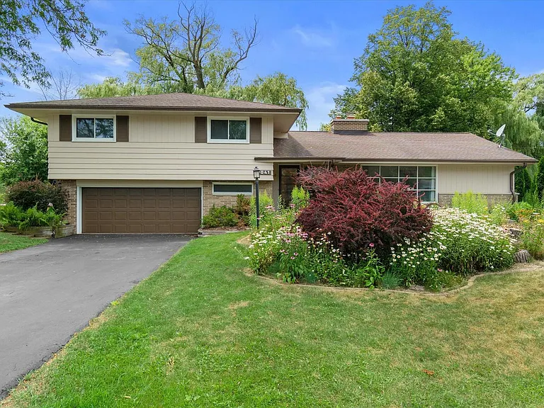 9041 N Rexleigh Dr — Photo 1