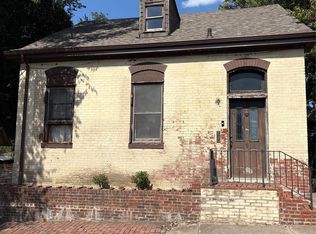 9 W E St, Belleville, IL 62220