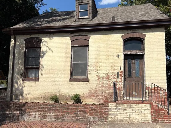 9 W E St, Belleville, IL 62220