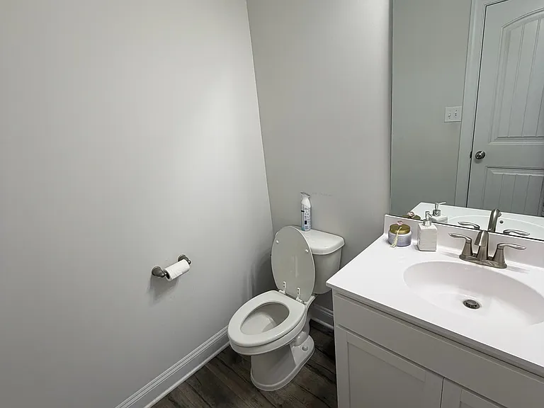 Half bathroom 1st floor