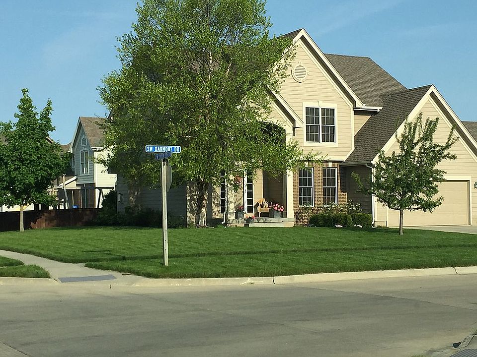 1st image of 120 SW Oakmont Dr