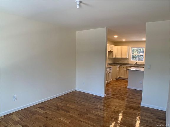 4th image of 19 Danbury Ct