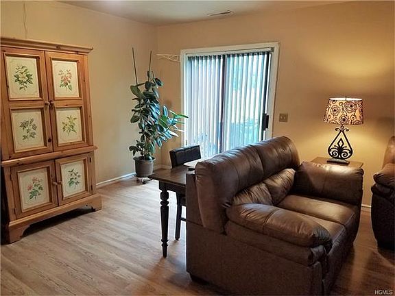 5th image of 53 Winding Brook Dr
