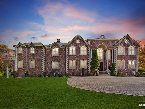 2nd image of 24 Tulip Tree Ln