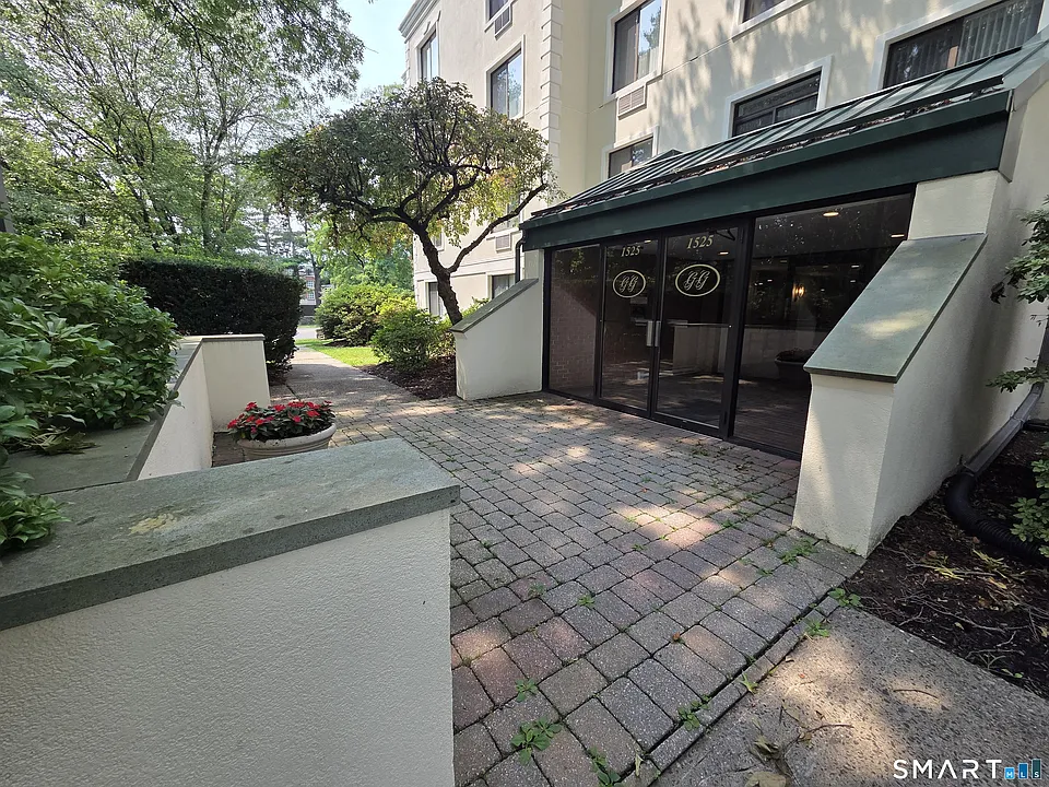 1525 E Putnam Ave #201
