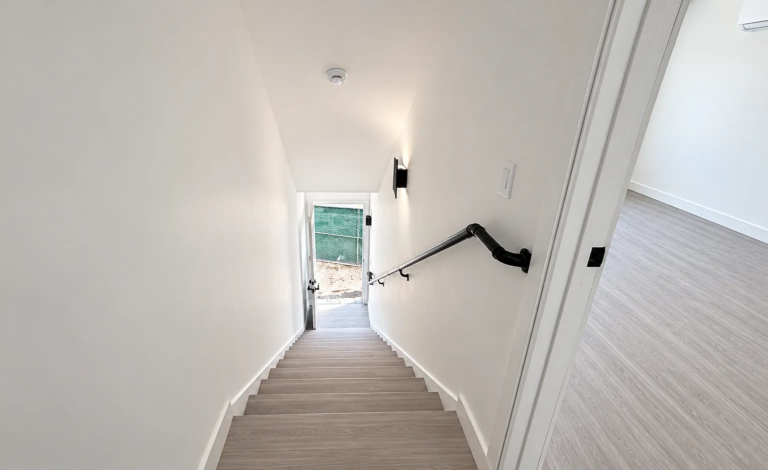 2 bed, 728 sqft, $3,100 — Photo 3