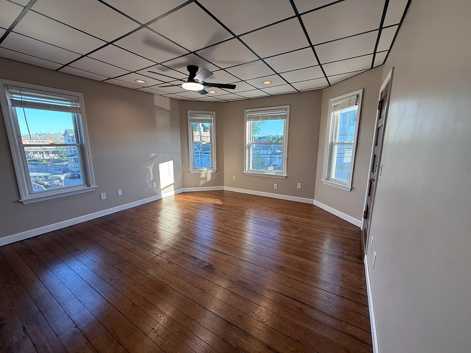 3 bed, 1.0 bath, 1298 sqft, $2,000 — Photo 2