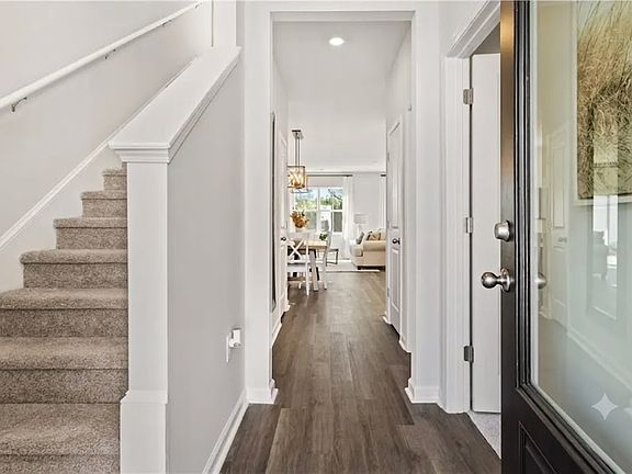 3rd image of 7 Whispering Oaks Cir