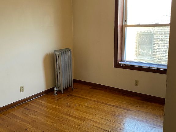 3rd image of 1318 W Montrose Ave
