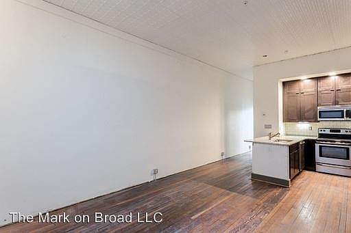 4th image of 300 E Broad St #3133600