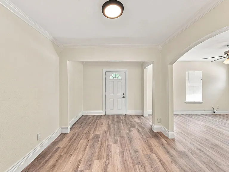 1012 W Hart Ave — Photo 8