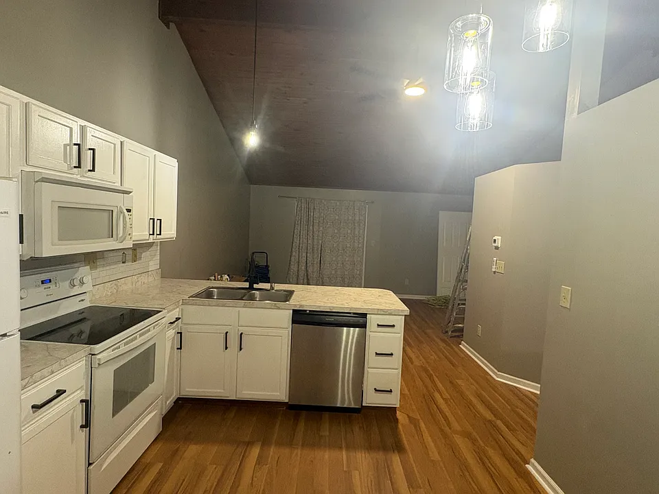 3525 Roundtable Way